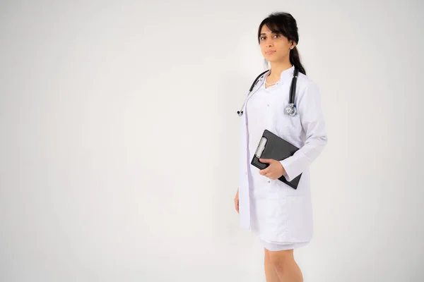 Eine junge Ärztin oder Studentin steht mit einem Ordner in der Hand — Stockfoto