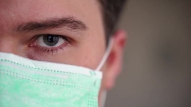 Klinikteki ya da hastanedeki çalışmalarıyla gurur duyan bir cerrahın portresi..
