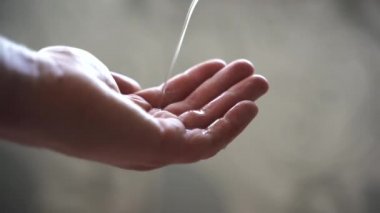 El dezenfektanı jeli, temiz elleri ovuşturur. Koronavirüs virüsünü hijyen önler.