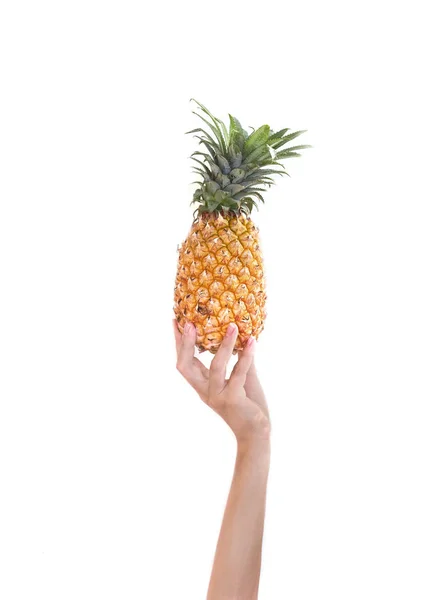 Ananas. Potrubí ananas v rukou studio bílé pozadí. Ovoce — Stock fotografie