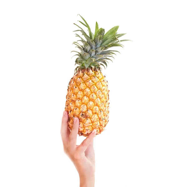 En ananas. Pipe ananas i hand studio vit bakgrund. Frukt — Stockfoto