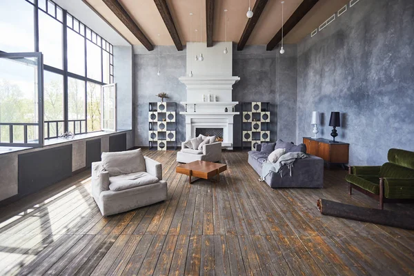 Intérieur de la chambre avec cheminée. Grandes fenêtres — Photo