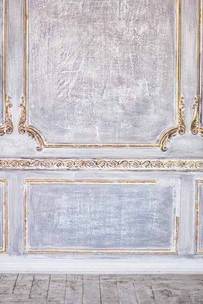 Zengin iç. Eski duvar. Retro tarzı. Altın kaldırıma