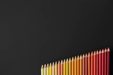 Siyah arkaplanda renkli kalemler