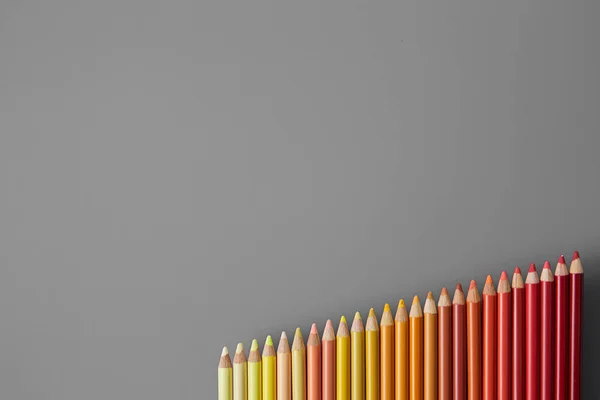 Lápis de cor em um fundo cinza — Fotografia de Stock