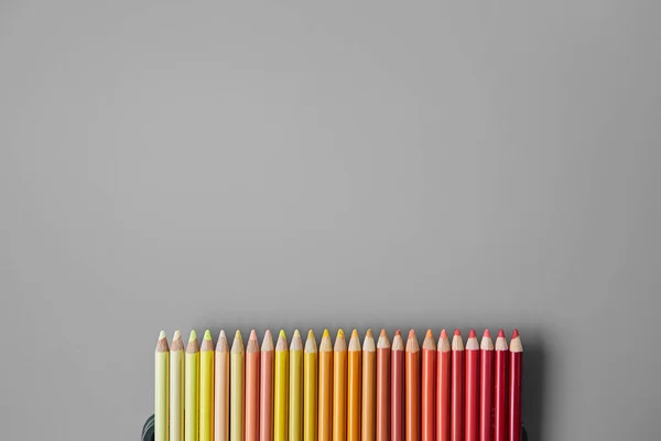Lápis de cor em um fundo cinza — Fotografia de Stock