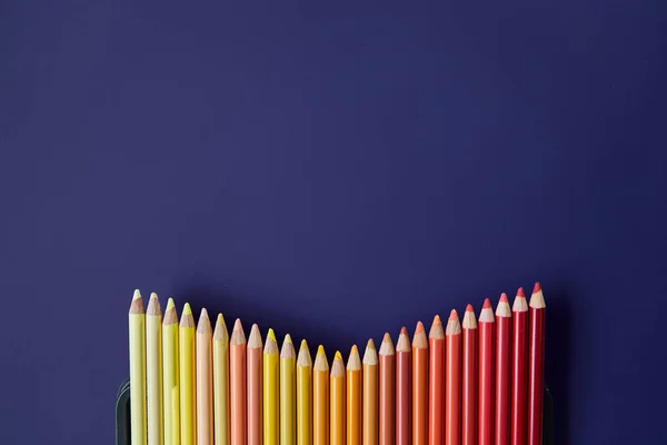 Lápices de colores sobre fondo púrpura. Hermosa composición de —  Fotos de Stock