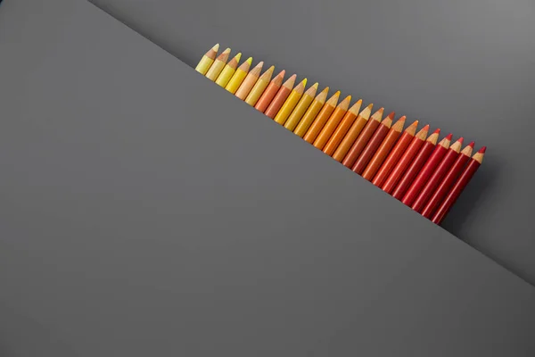Цветные карандаши на сером фоне. Красивая композиция — стоковое фото