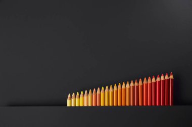 Siyah arkaplanda renkli kalemler