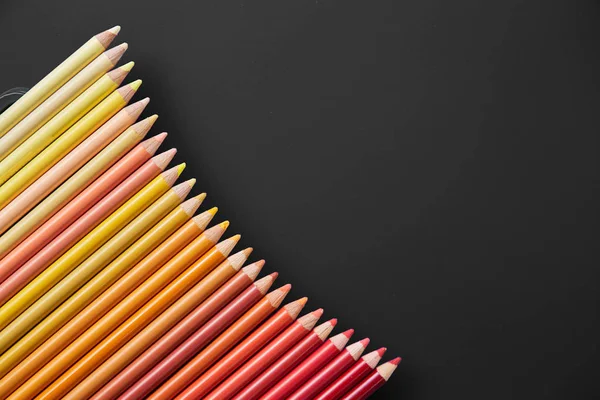 Цветные карандаши на черном фоне — стоковое фото