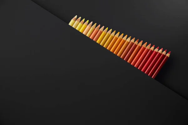 Kolorowe ołówki na czarnym tle — Zdjęcie stockowe
