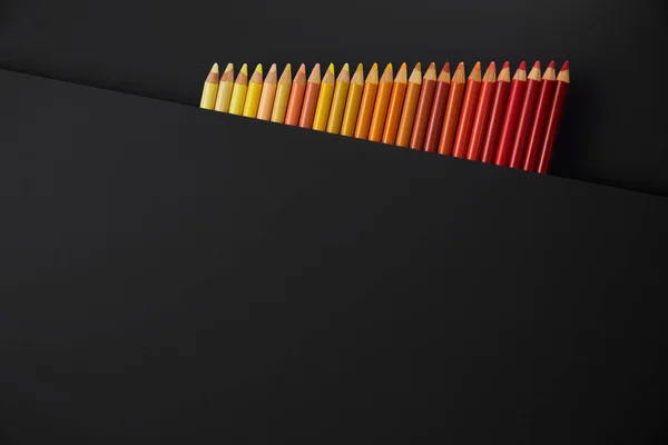 Lápis de cor em um fundo preto — Fotografia de Stock