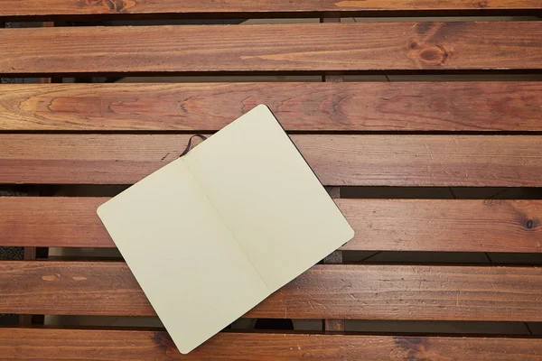 Open schetsboek liggen houten tafel. werkruimte — Stockfoto