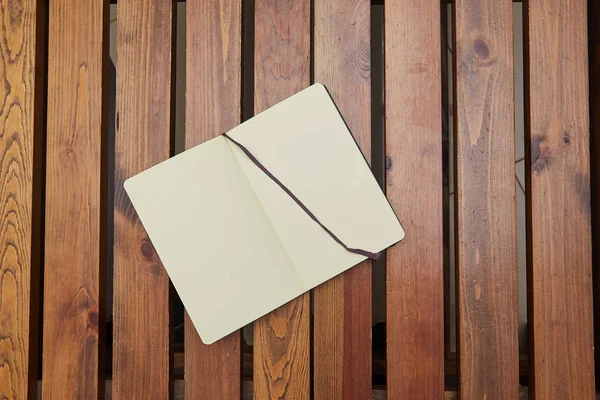 Open schetsboek liggen houten tafel. werkruimte — Stockfoto