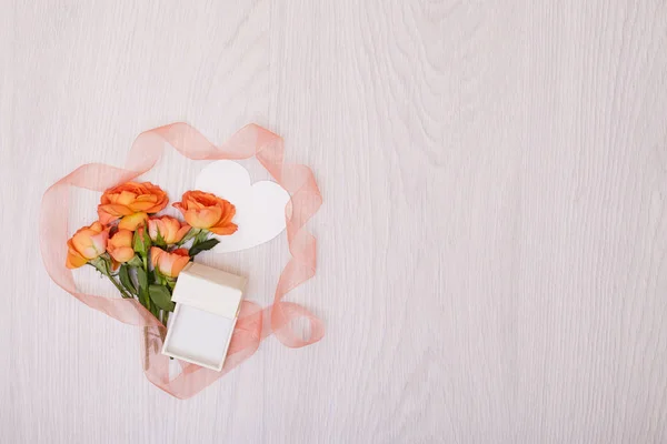 Maqueta creativa hecha de rosas con espacio de copia en la mesa. Vacía. — Foto de Stock