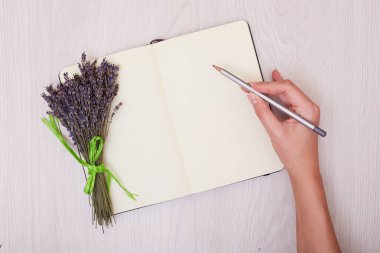 Lavanta masanın üzerinde arka plan üstten görünüm kadar sahte. Açık karalama defteri. n