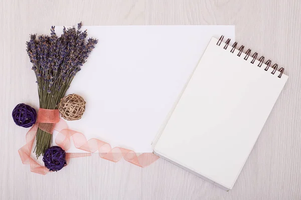 Escritorio con flores lavanda vista superior maqueta. Abrir cuaderno de bocetos. No. — Foto de Stock