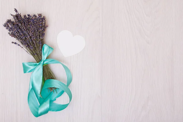 Escritorio de lavanda con flores en el fondo vista superior maqueta up.White — Foto de Stock