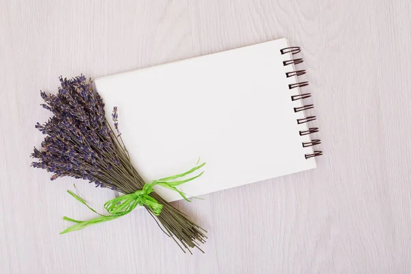 Escritorio con flores lavanda vista superior maqueta. Abrir cuaderno de bocetos. No. — Foto de Stock