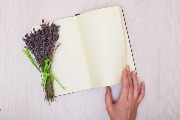 Escritorio de lavanda en la vista superior de fondo maqueta para arriba. Abrir cuaderno de bocetos. n — Foto de Stock