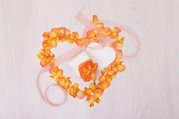 Maquilhagem criativa feita de rosas com espaço de cópia na mesa. Vazio — Fotografia de Stock