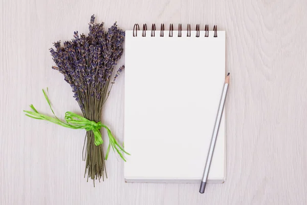 Bureau met bloemen lavendel bovenaanzicht mock up. Open schetsboek. geen — Stockfoto