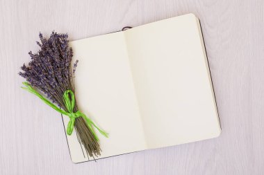 Lavanta masanın üzerinde arka plan üstten görünüm kadar sahte. Açık karalama defteri. n