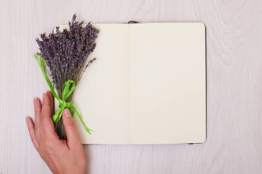 Lavanta masanın üzerinde arka plan üstten görünüm kadar sahte. Açık karalama defteri. n