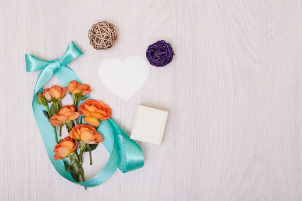 Maqueta creativa hecha de rosas con espacio de copia en la mesa. Vacía. — Foto de Stock