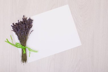 Lavanta Resepsiyon ile arka plan üstten görünüm kadar sahte çiçekler. Beyaz 