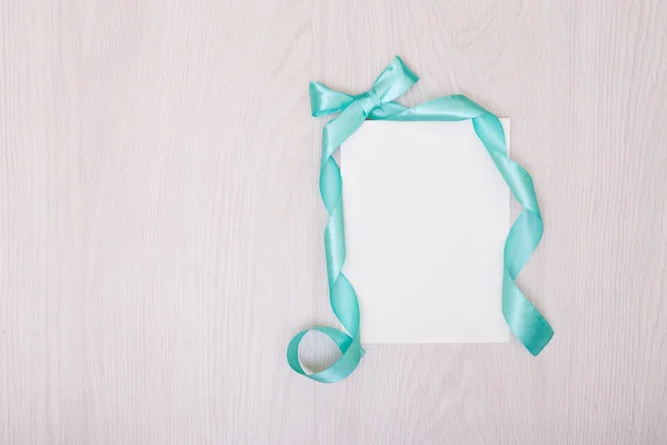 Burla creativa con un pedazo de papel de ablank. Cinta azul y lazo — Foto de Stock