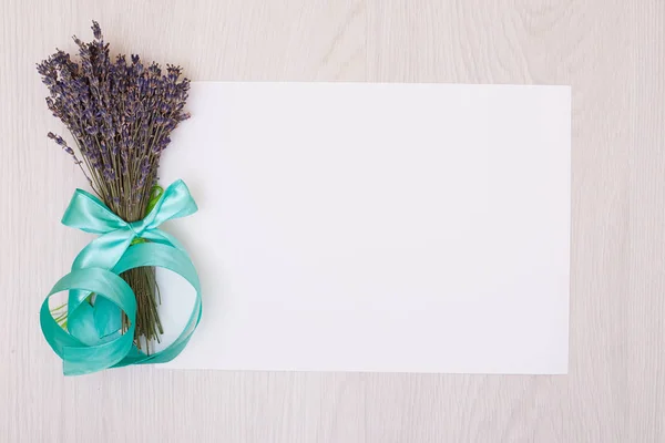 Escritorio de lavanda con flores en el fondo vista superior maqueta up.White — Foto de Stock