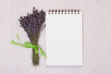 Resepsiyon ile çiçek lavanta üstten görünüm kadar sahte. Açık karalama defteri. yok