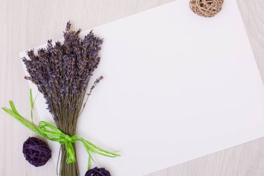 Lavanta Resepsiyon ile arka plan üstten görünüm kadar sahte çiçekler. Beyaz 