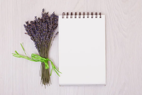 Escritorio con flores lavanda vista superior maqueta. Abrir cuaderno de bocetos. No. — Foto de Stock