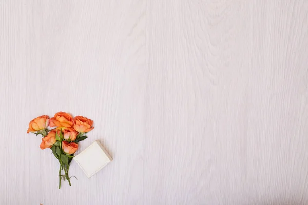 Diseño de maqueta creativa hecha de pequeño ramo de rosas naranja — Foto de Stock