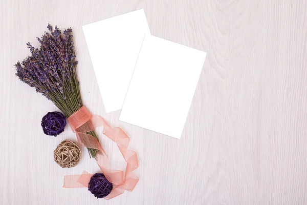 Papel en blanco sobre mesa de madera con lavanda. Libro blanco. Tarjeta postal — Foto de Stock