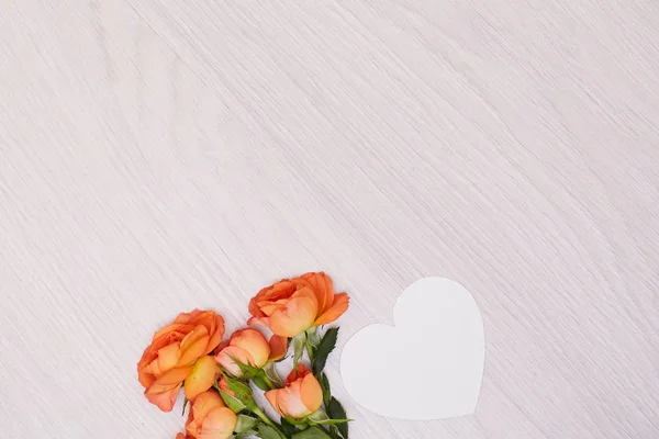 Maqueta creativa hecha de rosas con espacio de copia en la mesa. Vacía. — Foto de Stock