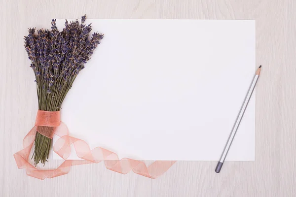 Diseño de escritorio de lavanda con flores en el fondo vista superior maqueta hasta — Foto de Stock