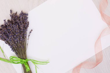 Lavanta Resepsiyon ile arka plan üstten görünüm kadar sahte çiçekler. Beyaz 