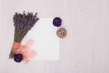 Lavanta Resepsiyon ile arka plan üstten görünüm kadar sahte çiçekler. Beyaz 