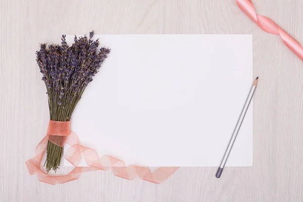 Diseño de escritorio de lavanda con flores en el fondo vista superior maqueta hasta — Foto de Stock