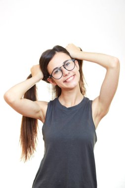 Üzerinde beyaz b izole gözlük gülümseyen genç kadın portresi