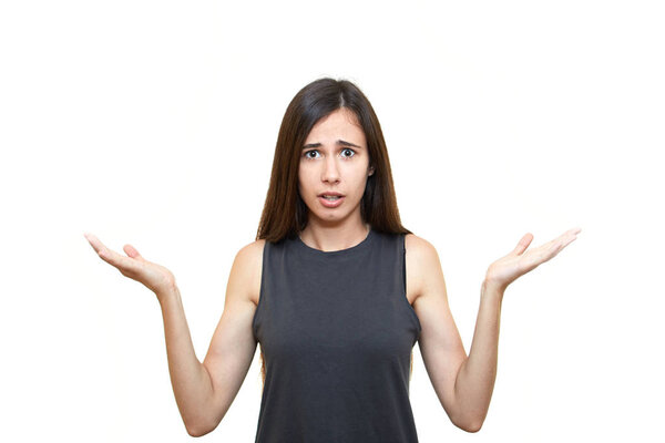 девушка смотрит в сторону с сомнительным и нерешительным выражением лица
