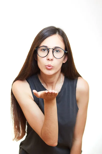 A rapariga de óculos manda um beijo. sobre um fundo branco — Fotografia de Stock