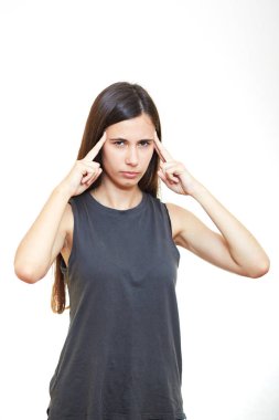 Stres ile güzel esmer kız. Düşünüyor. üzerinde beyaz bir backgrou