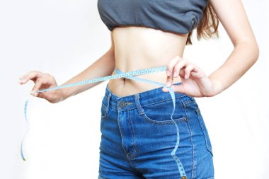 İnce kız beline beyaz zemin üzerine ölçer