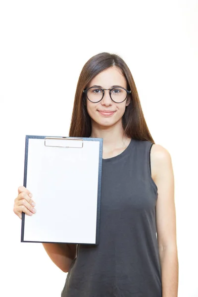 Retrato de mulher sorridente feliz em óculos isolados no fundo branco . — Fotografia de Stock