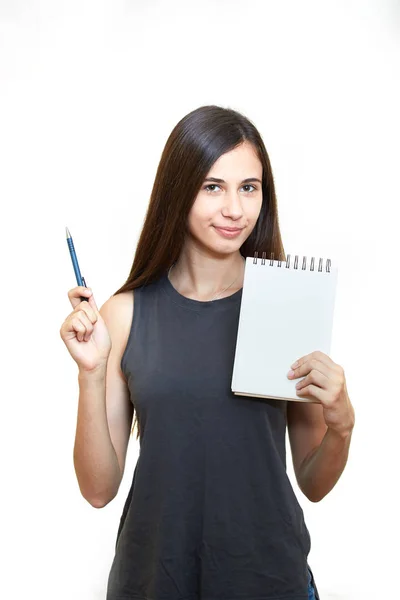 Mulher segurando lápis com notebook e olhando para cima isolado em um fundo branco — Fotografia de Stock