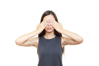 Kız gözlerini kapamaz. Beyaz bir arka plan üzerinde